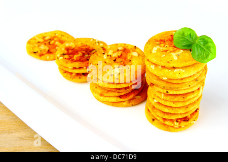 Pizza crackers con basilico come schema di concetto di mercato, close up Foto Stock