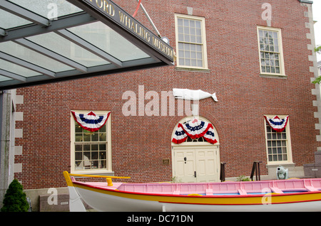 Il Massachusetts New Bedford, Whaling Museum. Entrata Museo storico con la caccia alla balena portoghese barca sul display. Foto Stock