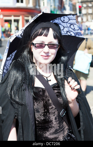 Teen pesante ventola in metallo con ombrellone in posa emo goth gotico in Whitby Yorkshire Regno Unito Inghilterra Foto Stock