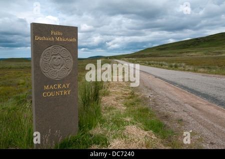 Mackay Paese sign in pietra, sulla A897 road vicino Forsinard, Strath Halladale, Sutherland, Scotland, Regno Unito Foto Stock