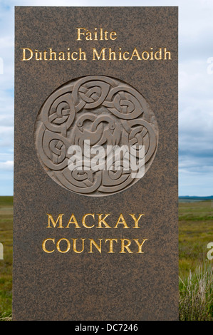 Mackay Paese sign in pietra, sulla A897 road vicino Forsinard, Strath Halladale, Sutherland, Scotland, Regno Unito Foto Stock