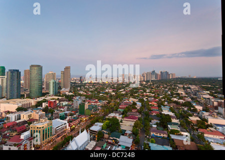 Vista su Makati City in Metro Manila al tramonto, Filippine Foto Stock