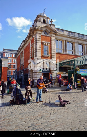 Suonatore ambulante al mercato di Covent Garden Westminster London Regno Unito Inghilterra Foto Stock