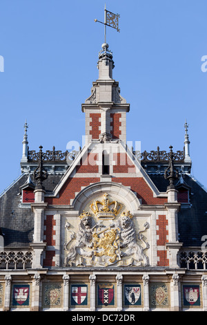 La Stazione Centrale di Amsterdam i dettagli sul tetto con stemma dei Paesi Bassi. Foto Stock