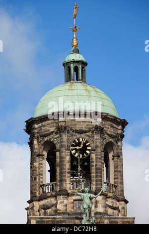 La torre del Palazzo Reale (Olandese: Koninklijk Paleis) di Amsterdam, Paesi Bassi del XVII secolo in stile classico. Foto Stock