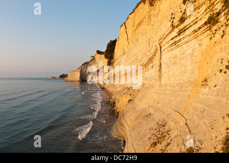 Spiaggia di Logas a Perulades villaggio dell'isola di Corfù, Grecia Foto Stock