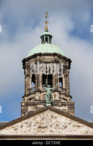 Torre e frontone di Palazzo Reale (Olandese: Koninklijk Paleis) di Amsterdam, Paesi Bassi del XVII secolo in stile classico. Foto Stock