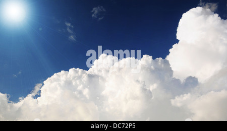 Nuvoloso cielo tempestoso con raggi solari Foto Stock