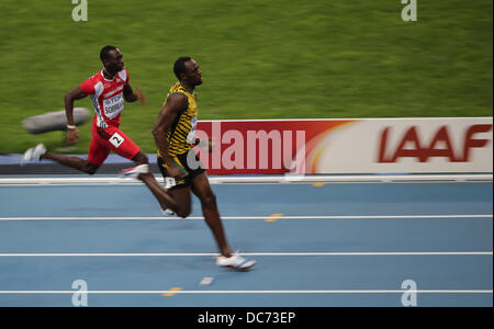 Mosca, Russia. 10 Ago, 2013. La Giamaica Usain Bolt compete in uomini 100m si riscalda durante il XIV IAAF ai Campionati Mondiali di atletica di Luzhniki Stadium di Mosca, Russia, 10 agosto 2013. Foto: Michael Kappeler/dpa/Alamy Live News Foto Stock