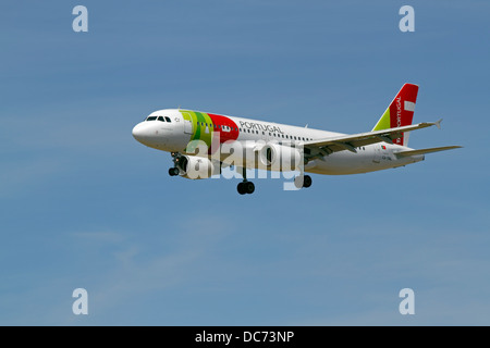 TAP Portugal, Airbus A320-214, CS-TNL, sull approccio finale all'aeroporto di Copenaghen,, CPH KASTRUP Foto Stock