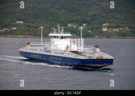 Il traghetto Fjord1 si sposta attraverso il Sognefjord sul suo modo di Flam Norvegia. Foto Stock