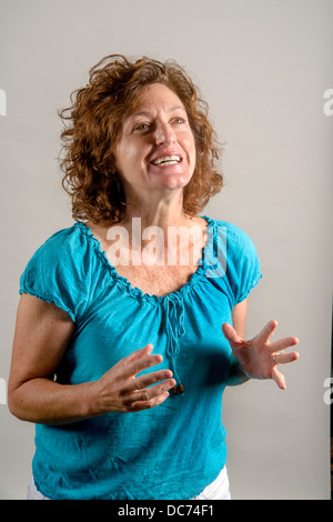 A 50 anni dai capelli auburn donna dimostra entusiasmo positivo. Foto Stock