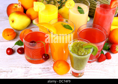 Succo con kiwi, albicocca, ciliegia, ananas e mandarino, vista dall'alto Foto Stock