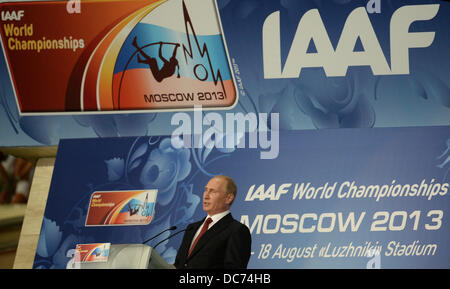 Mosca, Russia. 10 Ago, 2013. Il presidente russo Vladimir Putin parla durante la cerimonia di apertura del XIV IAAF ai Campionati Mondiali di atletica di Luzhniki Stadium di Mosca, Russia, 10 agosto 2013. Foto: Bernd Thissen/dpa/Alamy Live News Foto Stock