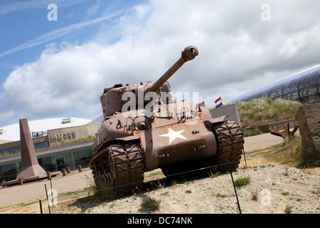 Sherman serbatoio abbandonato a Utah Beach, Normandia, ora un memoriale ai caduti liberando la Francia. Foto Stock