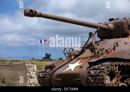 Abbandonato Sherman serbatoio vicino al memorial a Utah Beach, Normandia, Francia Foto Stock