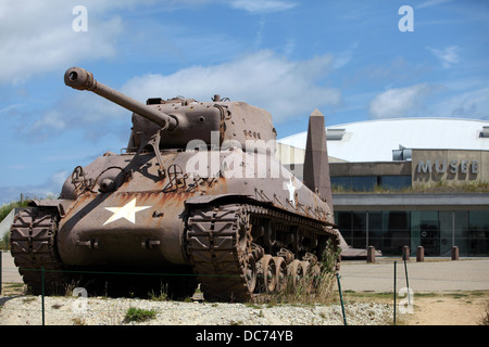 Utah Museum a Utah Beach, Normandia Francia. Sherman serbatoio in primo piano. Foto Stock