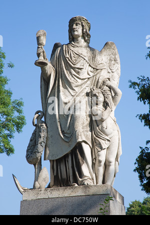 VIENNA - Luglio 27: Angelo della speranza con l eucaristia. Dettagli dalla tomba in Centralfriedhoff da 19. cento. Foto Stock