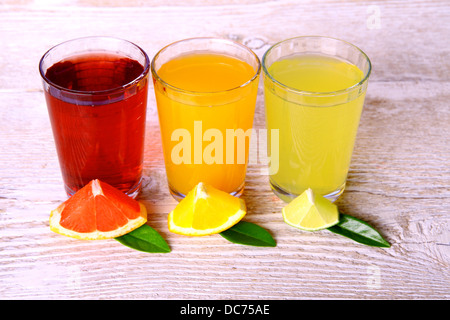 Pompelmi e pomeli, arance, lime - succhi di agrumi in vetro, soft focus Foto Stock