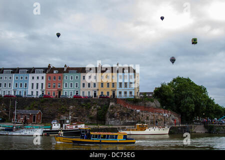 Bristol, Regno Unito. 10 Ago, 2013. Palloncini in cielo al di sopra del Bristol Harbourside di credito: Rob Hawkins/Alamy Live News Foto Stock