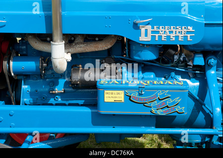 Close up di un 1968 Fordson Super Major trattore visualizzata in una fiera di trasporto a Lingfield, Sussex, Regno Unito Foto Stock