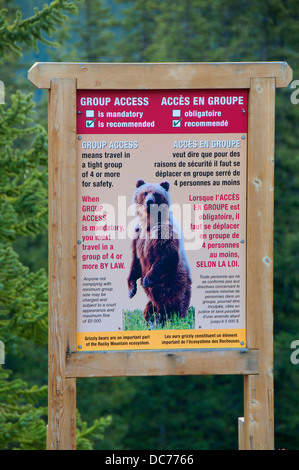 Orso grizzly segno di avvertimento, il Parco Nazionale di Banff, Alberta, Canada Foto Stock