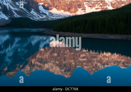 Picchi Wenkchemna riflessione nel Lago Moraine da Rockpile Trail e il Parco Nazionale di Banff, Alberta, Canada Foto Stock