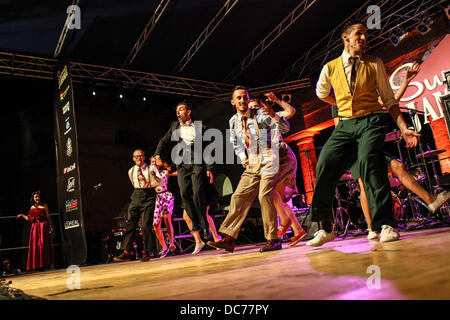 Senigallia, Italia. Il 9 agosto, 2013. Estate Jamboree 6° giorno [Festival Internazionale 60's revival Rock & Roll] i paladini in esecuzione al palco principale nel Foro Annonario, Senigallia, Italia il Ago 09, 2013. Credito: Valerio Agolino/Alamy Live News Foto Stock