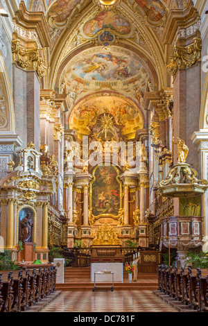 VIENNA - Luglio 27: l'altare barocco e il presbiterio della chiesa nel monastero di Klosterneuburg Foto Stock