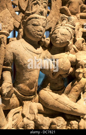 Indiano scultura in pietra arenaria di Uma-Mahesvara, il dio indù Shiva e consorte Uma (X secolo). Foto Stock