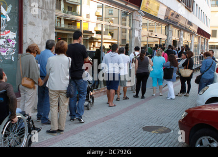 La gente in attesa su un centro di lavoro a Maiorca, SPAGNA Foto Stock