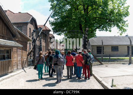 Gruppo giovani visita il campo di concentramento di Oswiecim, Polonia il 26 maggio 2013. Foto Stock