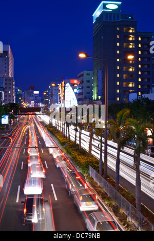 Naha, Okinawa, in Giappone expressway attraverso la città. Foto Stock