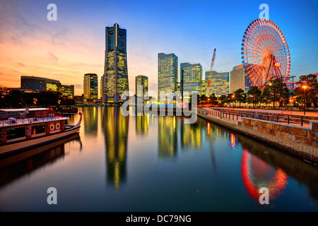 Yokohama, Giappone skyline a Minato-mirai al tramonto. Foto Stock