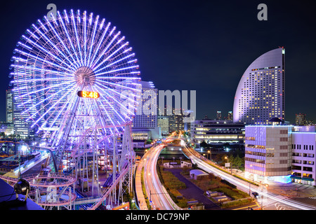 Yokohama, Giappone skyline a Minato-mirai di notte. Foto Stock