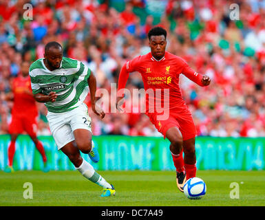 Dublino, Irlanda. 10 Ago, 2013. Daniel Sturridge (Liverpool) si rompe verso la casella come Steven Mouyokolo (Celtic) si chiude durante il decisore a Dublino partita di calcio tra Liverpool FC e Glasgow Celtic dall'Aviva Stadium. Credito: Azione Sport Plus/Alamy Live News Foto Stock