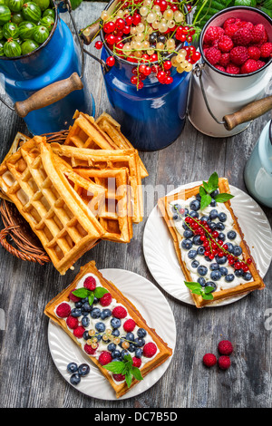 Cialde con raccolti freschi frutti di bosco Foto Stock