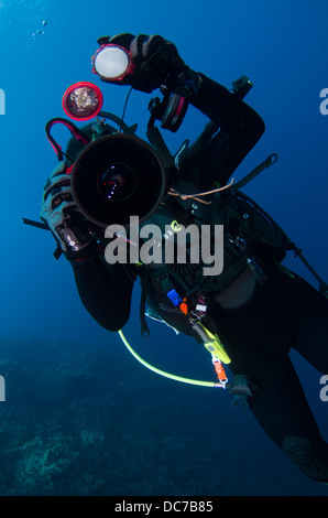 Scuba Diver fotografo scattare foto subacquee, Cape Maeda, Okinawa Foto Stock