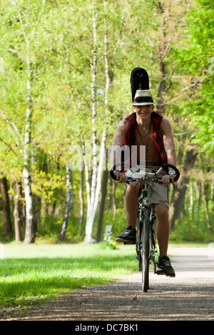 Adolescente è a cavallo sulla sua bicicletta Foto Stock