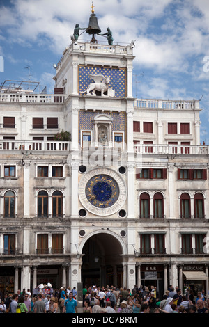 La Torre dell Orologio sulla Piazza San Marco a Venezia (Italia). La Tour de l'horloge sur la Place Saint Marc à Venise (Italie). Foto Stock