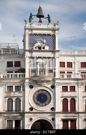 La Torre dell Orologio sulla Piazza San Marco a Venezia (Italia). La Tour de l'horloge sur la Place Saint Marc à Venise (Italie). Foto Stock