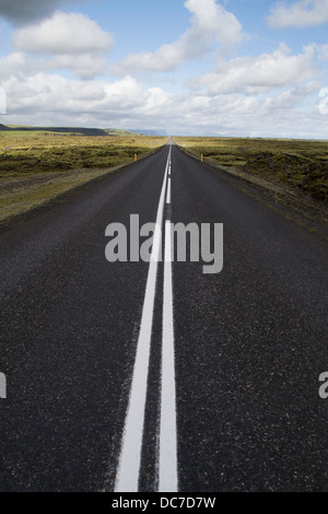 Una lunga strada diritta nel sud dell'Islanda Foto Stock