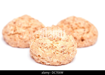 Pasta di mandorle amaretti di fronte a uno sfondo bianco Foto Stock