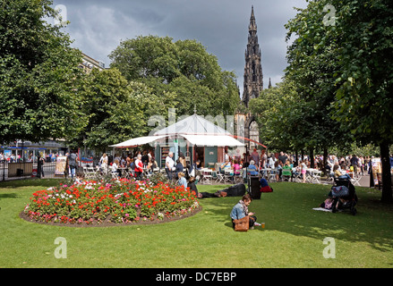 Agosto vista del monumento di Scott nella parte est di Princes Street Gardens e outdoor cibi e bevande disposizione durante il Festival di Edimburgo Foto Stock