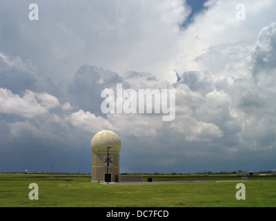 Un multi funzione phased array doppler radar meteo torre Giugno 1, 2006 in Norman, Oklahoma. Il phased array system è in grado di eseguire contemporaneamente il tracciamento di aeromobili, profiling del vento e meteo sorveglianza con un'unica torre. Foto Stock