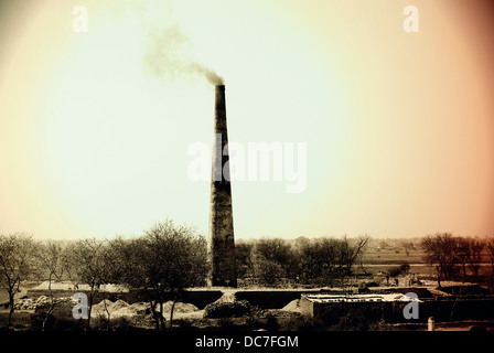 Eruttazioni camini luogo da forni in Uttar Pradesh, India Foto Stock