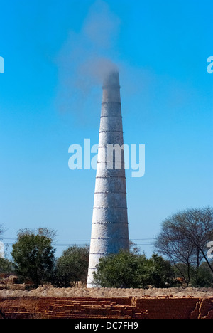Eruttazioni camini luogo da forni in Uttar Pradesh, India Foto Stock