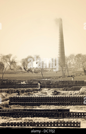 Eruttazioni camini luogo da forni in Uttar Pradesh, India Foto Stock