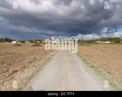 Avvicinando settembre pioggia su arata ed erpicò campi circostanti Ginestas, nel sud della Francia Foto Stock