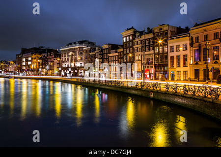 Olandesi tradizionali case di Amsterdam allineati lungo un canale Foto Stock